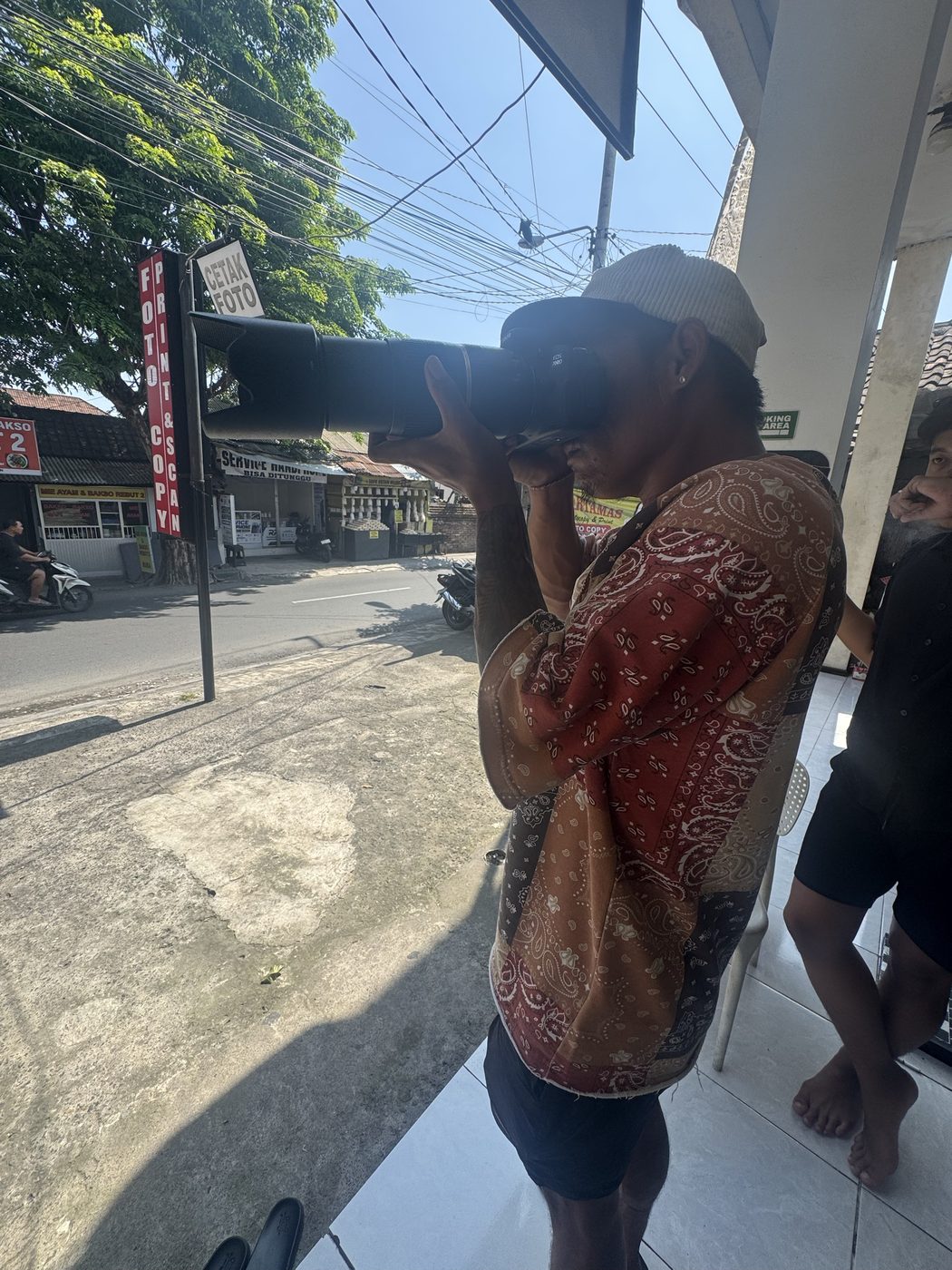 Gov taking photos with a long camera lens